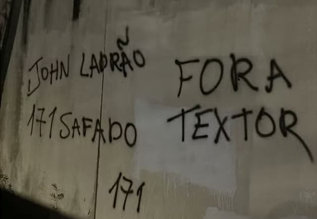 Muro do CT do Botafogo são pichados e John Textor é chamado de ladrão e safado Muro do CT do Botafogo são pichados e John Textor é chamado de ladrão e safado