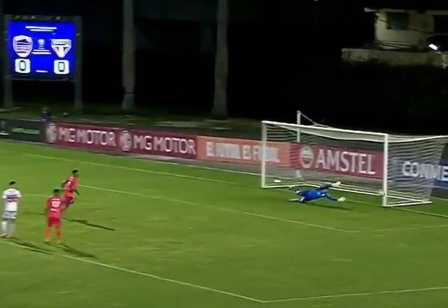 Imagem da noticia NA TRAVE! Lugo arrisca de fora da área e carimba o poste de Rafael
