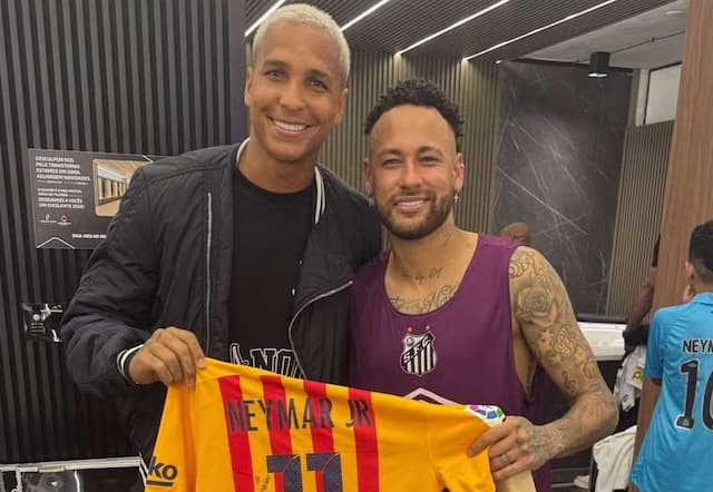 Neymar recebe ídolos e ex-companheiros após retorno ao Santos Neymar recebe ídolos e ex-companheiros após retorno ao Santos