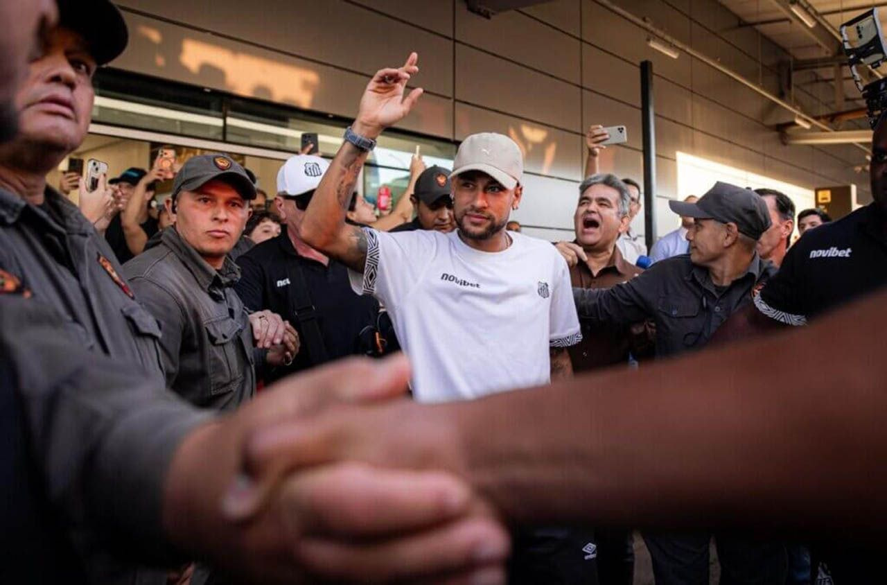 Imagem da noticia Neymar é ovacionado, e Santos desembarca com festa em Ponta Porã