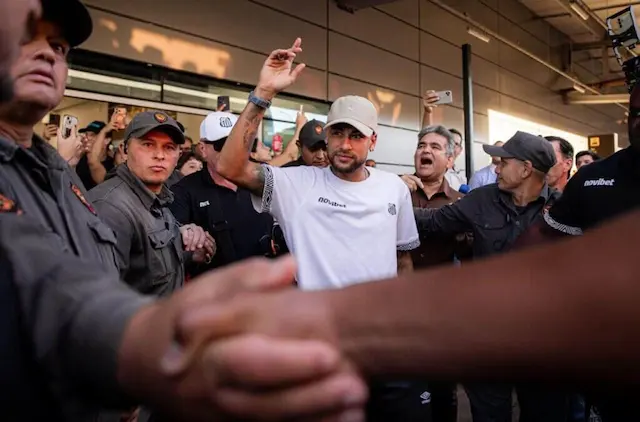 Neymar é ovacionado, e Santos desembarca com festa em Ponta Porã Neymar é ovacionado, e Santos desembarca com festa em Ponta Porã