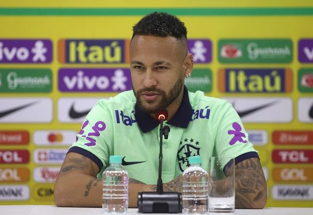 Imagem da noticia Neymar diz que Diniz "reinventa" futebol e admite: "Não estou 100%"