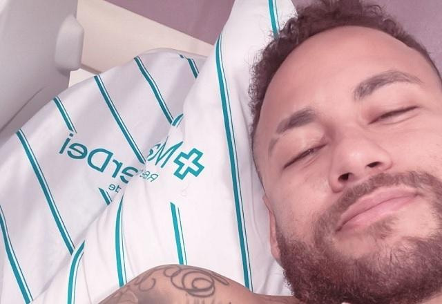 Imagem da noticia Neymar passa por cirurgia no joelho e tranquiliza fãs: "Deu tudo certo"