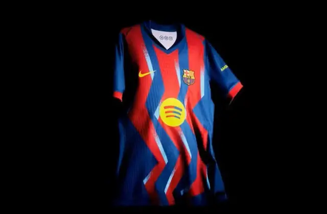 Barcelona lança camisa inspirada em exibição de gala de Ronaldinho Barcelona lança camisa inspirada em exibição de gala de Ronaldinho