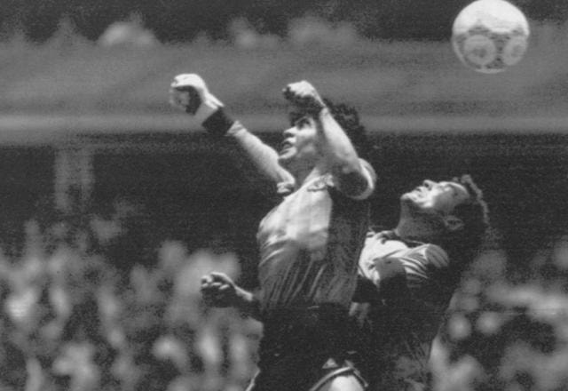 Imagem da noticia Bola do gol de mão de Maradona na Copa é leiloada por R$ 12,7 milhões