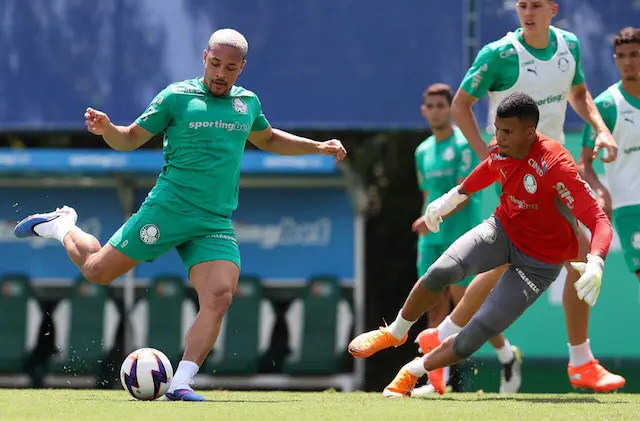 Vitor Roque treina separado no Palmeiras para ficar 100% Vitor Roque treina separado no Palmeiras para ficar 100%