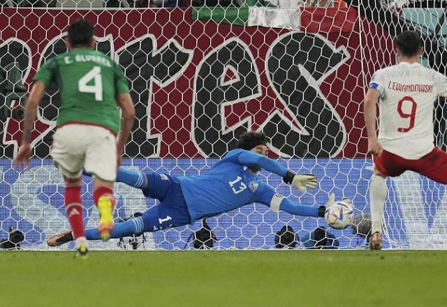 Imagem da noticia Ochoa pega pênalti de Lewandowski e garante empate do México com a Polônia