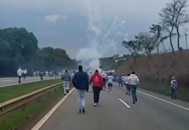 Imagem da noticia Organizadas de Cruzeiro e Palmeiras entram em confronto, e rodovia é interditada