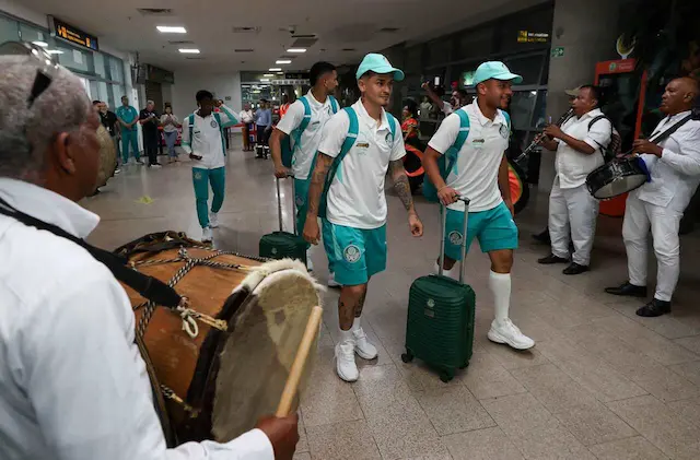 Palmeiras suporta mais de 11 mil km e chega motivado para clássico Palmeiras suporta mais de 11 mil km e chega motivado para clássico