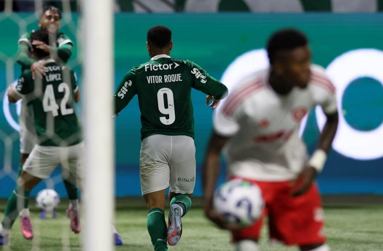 Imagem da noticia Vitor Roque celebra primeiro hat-trick pelo Palmeiras: ''Pedi um gol, veio três''