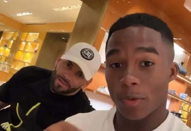 Imagem da noticia Palmeiras: Weverton cumpre promessa e dá tênis de R$ 9 mil para Endrick
