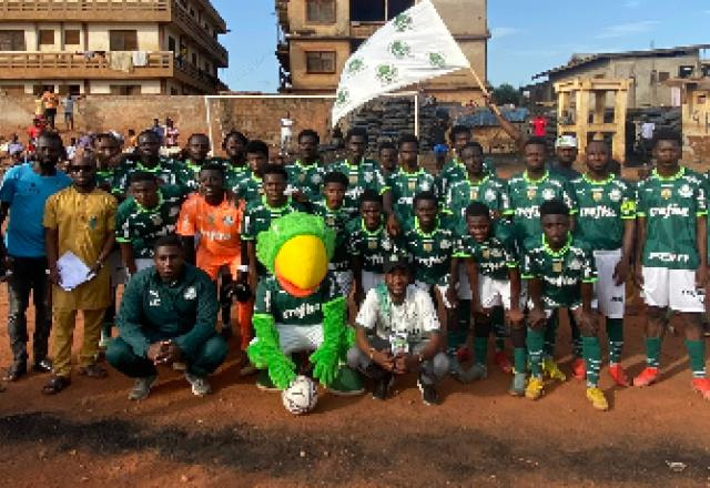 Imagem da noticia Palmeiras doa uniformes para grupo de torcedores na África