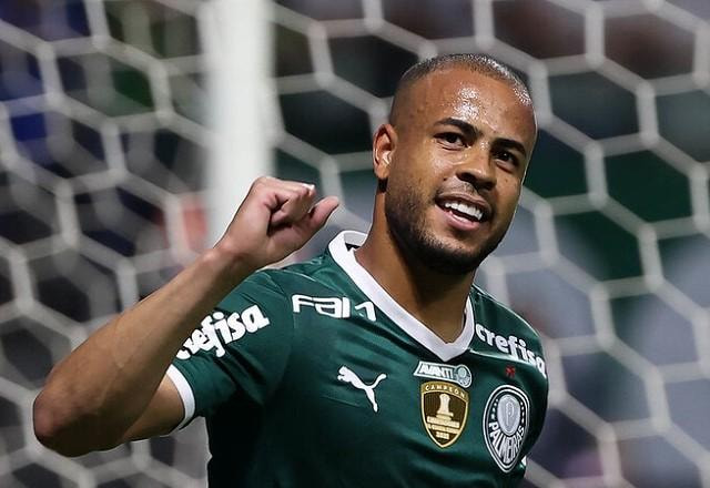 Imagem da noticia Palmeiras goleia Coritiba na estreia de Endrick e dispara na liderança