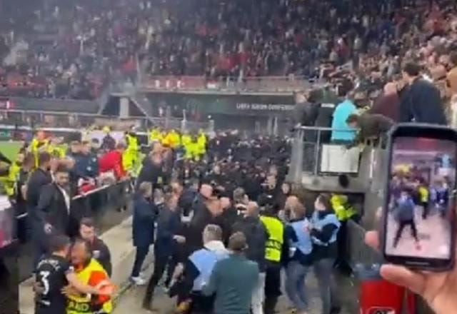 Imagem da noticia Paquetá se envolve em briga após torcida invadir espaço de familiares