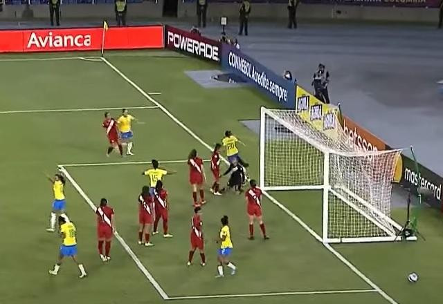 Imagem da noticia Passeio! Fê Palermo ganha da defesa peruana no alto e marca o quinto do Brasil