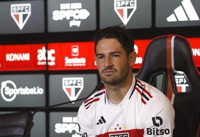 Imagem da noticia Pato é apresentado como jogador do São Paulo: "Me sinto como aos 18 anos"
