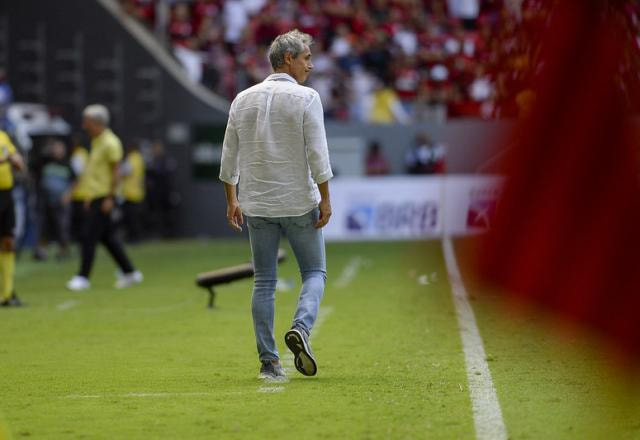 Imagem da noticia Paulo Sousa evita polêmica com Jorge Jesus: "Que tenha paz consigo"