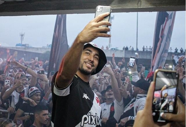 Imagem da noticia AeroPayet: milhares de vascaínos recebem Payet em desembarque no RJ