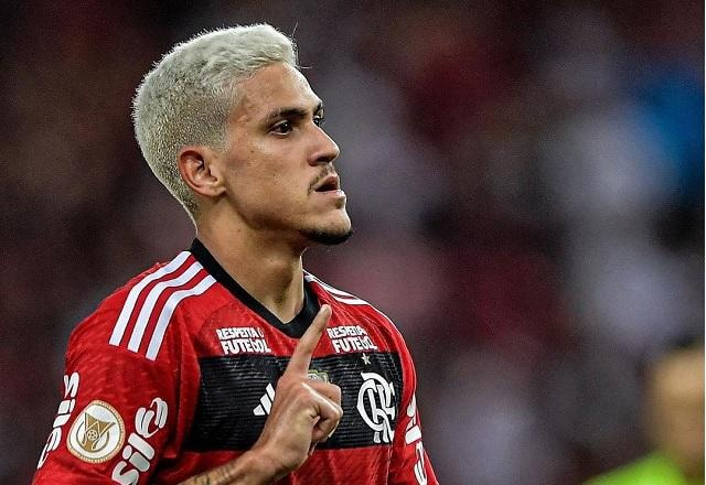 Imagem da noticia Pedro é agredido com soco no rosto por preparador físico de Sampaoli