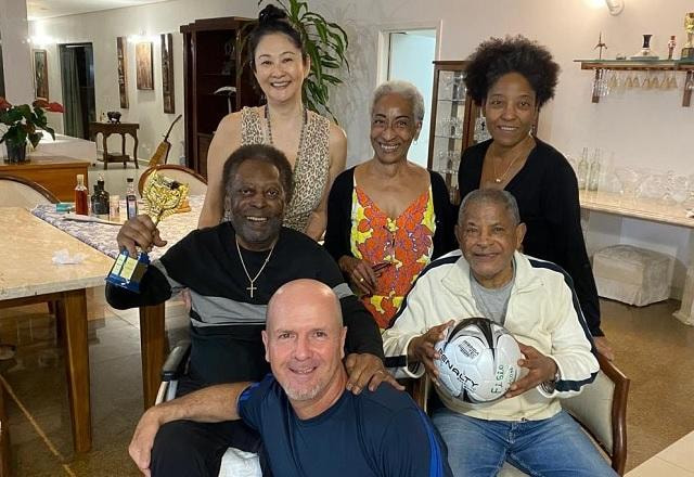 Imagem da noticia Pelé posta foto com familiares e comemora: "Celebrando cada pequena vitória"