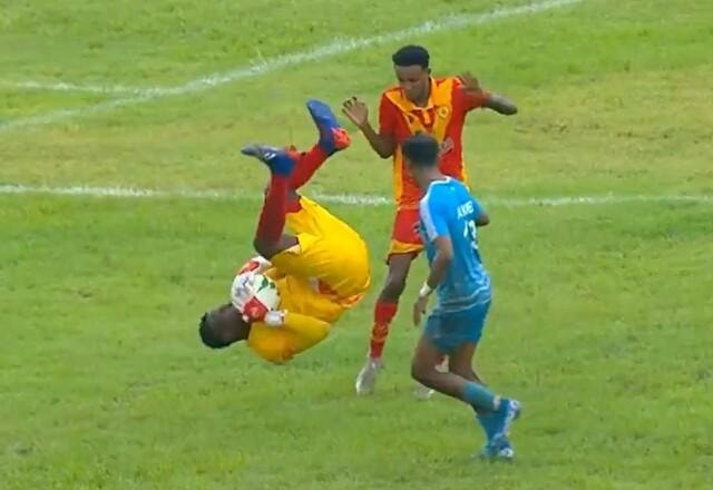 Imagem da noticia Goleiro vira mortal e comete pênalti maluco na Etiópia; confira
