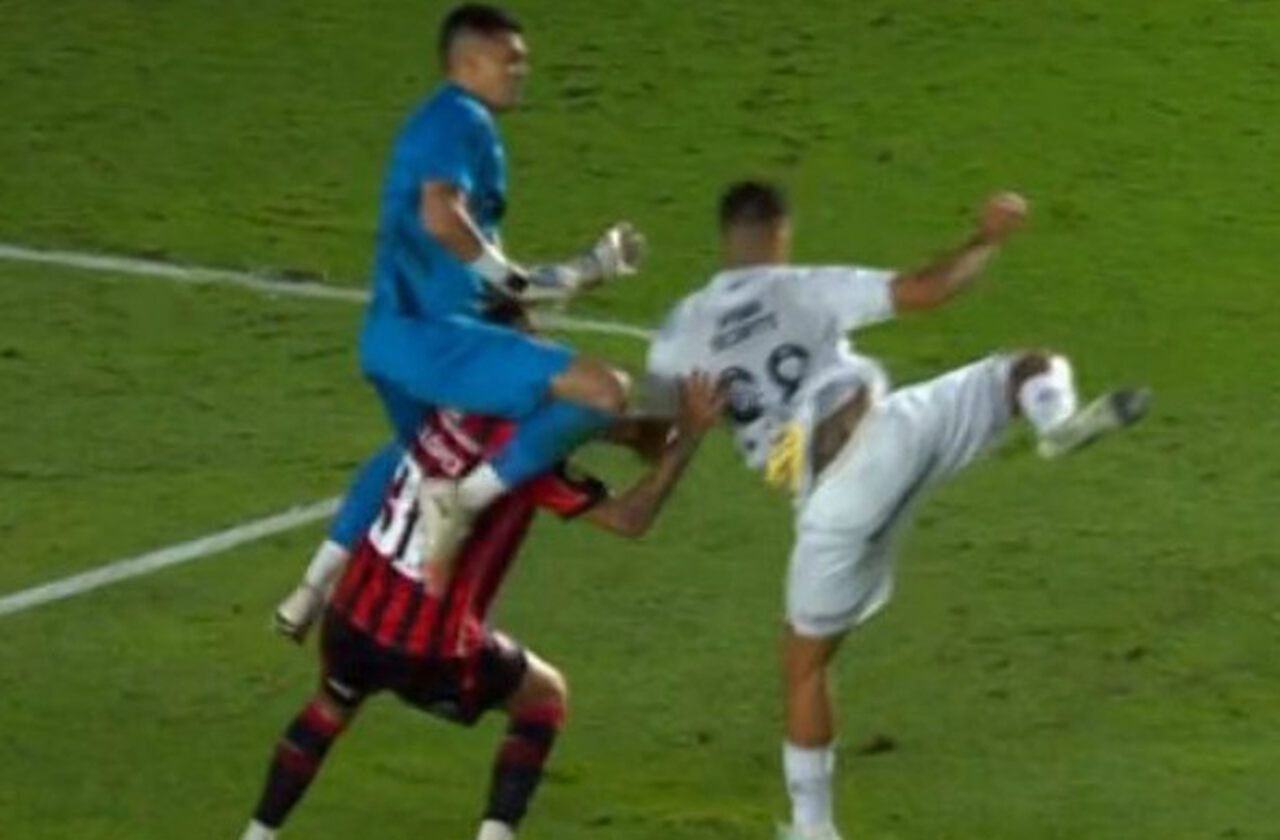 Imagem da noticia CBF divulga áudios do VAR de lances polêmicos no duelo entre Santos e Vitória