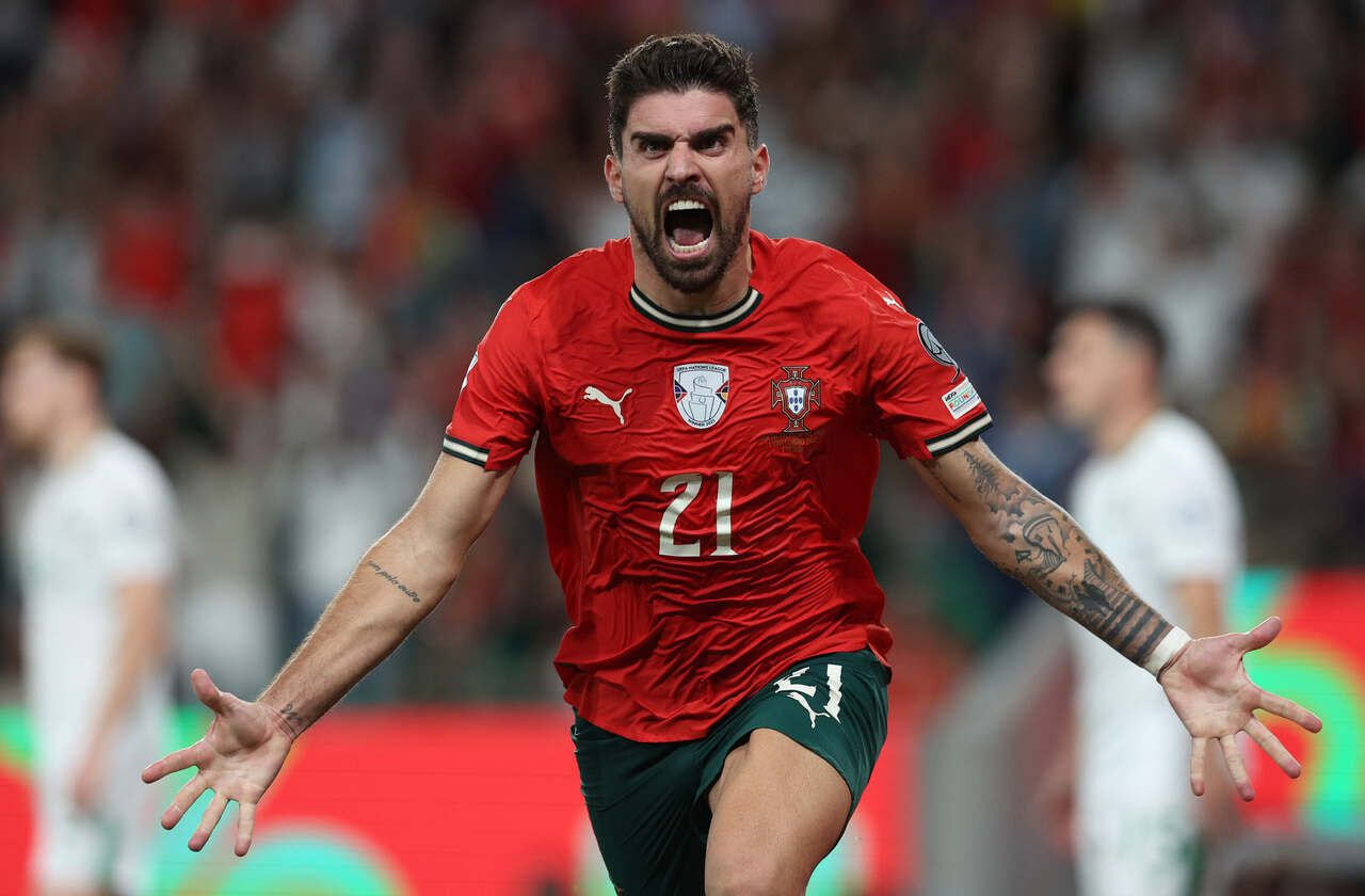 Imagem da noticia Cristiano Ronaldo desperdiça pênalti, mas Portugal vence Irlanda com gol nos acréscimos