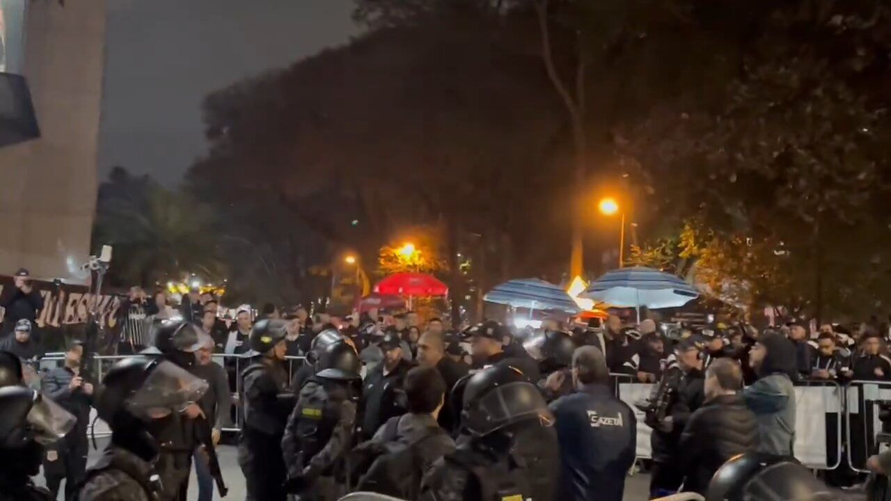 Imagem da noticia Torcida protesta com caixões de ex-presidentes do Corinthians