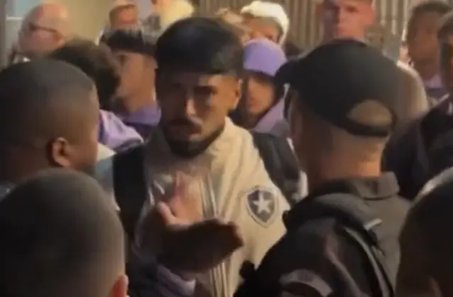 Vídeo! Torcedores do Botafogo protestam no Galeão e clima pesa para Barboza Vídeo! Torcedores do Botafogo protestam no Galeão e clima pesa para Barboza