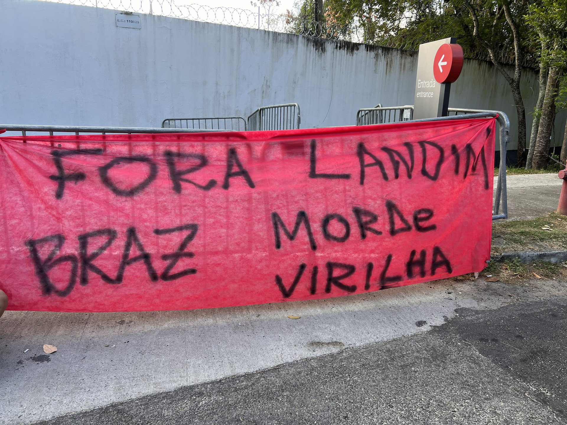 Imagem da noticia Torcida do Flamengo protesta no CT Ninho do Urubu: "Fora Landim"