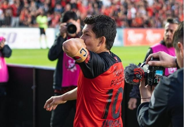 Imagem da noticia Meia-atacante ídolo no futebol argentino sofre acidente e está na UTI