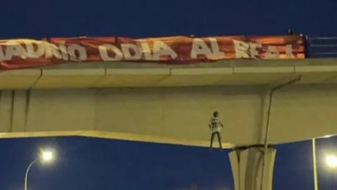 Imagem da noticia Justiça espanhola condena quatro pessoas que "enforcaram" boneco de Vini Jr. em 2023