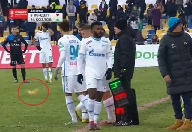 Imagem da noticia Racismo: torcedor atira banana em direção a volante brasileiro do Zenit