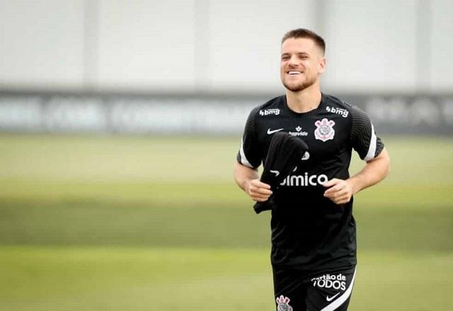 Imagem da noticia Ramiro projeta retorno ao Corinthians: "Com time bom, todo mundo quer jogar"