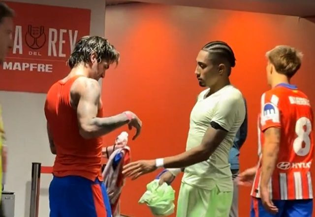 Imagem da noticia Após polêmica em Argentina x Brasil, Raphinha e De Paul se reencontram e trocam camisas