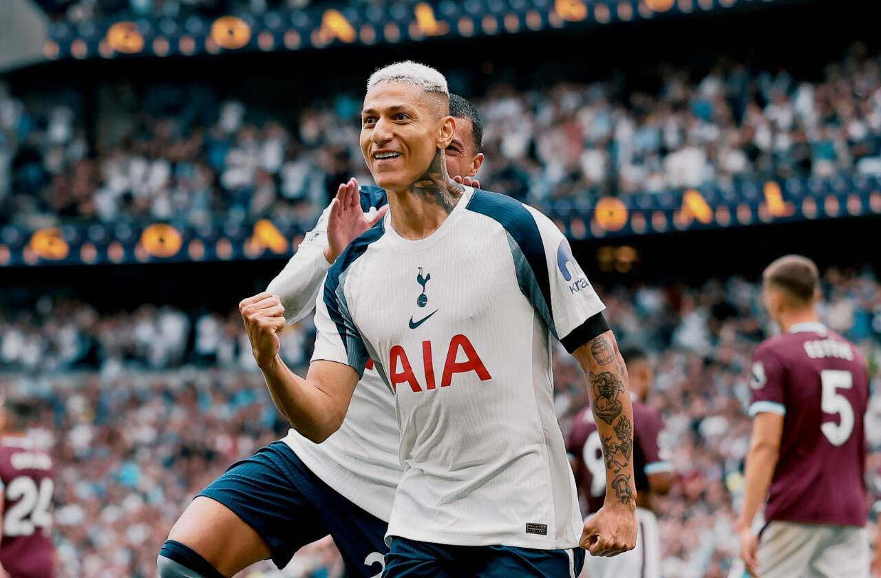 Imagem da noticia Richarlison brilha e Tottenham estreia com vitória na Premier League