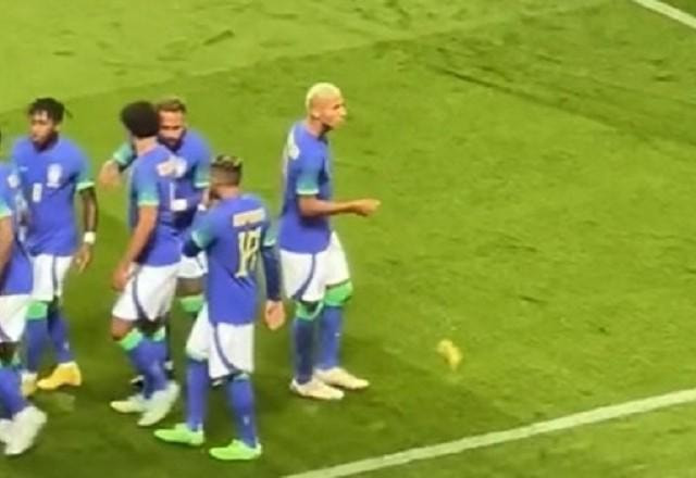 Imagem da noticia Torcedor arremessa banana em Richarlison durante comemoração do Brasil; veja