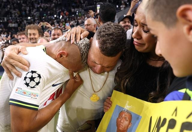 Imagem da noticia Richarlison vai às lágrimas e abraça pai após marcar dois gols na Champions