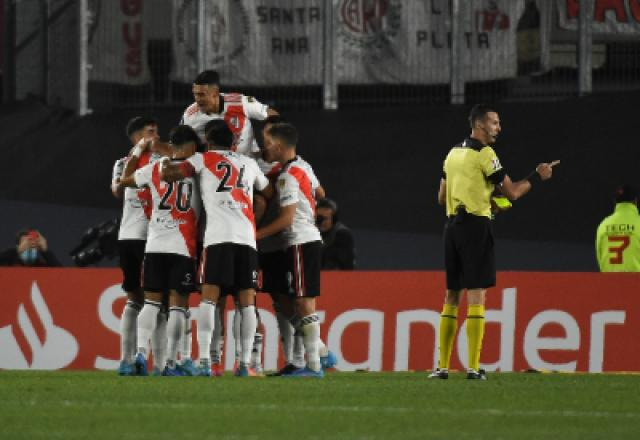Imagem da noticia River Plate supera Fortaleza com dois golaços na Libertadores