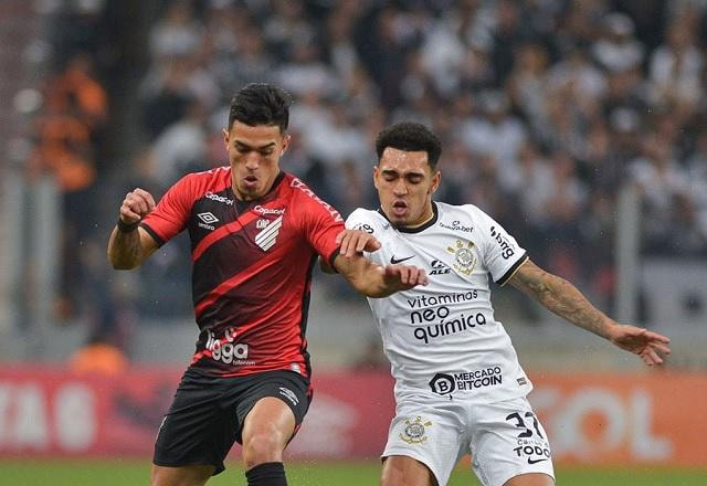 Imagem da noticia Róger Guedes faz golaço, mas Corinthians sofre empate do Athletico-PR