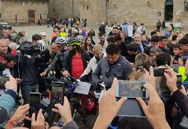 Imagem da noticia Como prometido, Ronaldo completa percurso de 500 km de bicicleta na Espanha