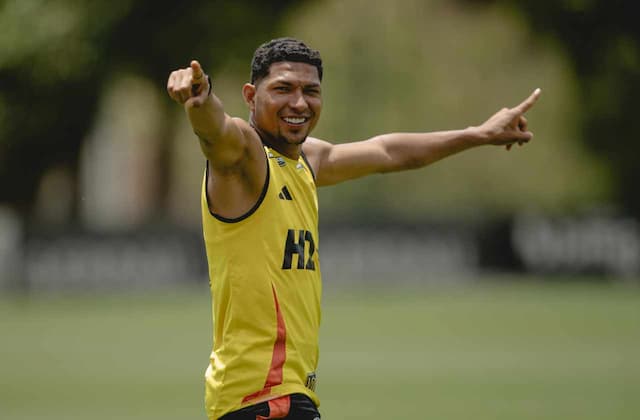 Vojvoda confirma chegada de Rony e projeta atacante como peça versátil no Santos Vojvoda confirma chegada de Rony e projeta atacante como peça versátil no Santos