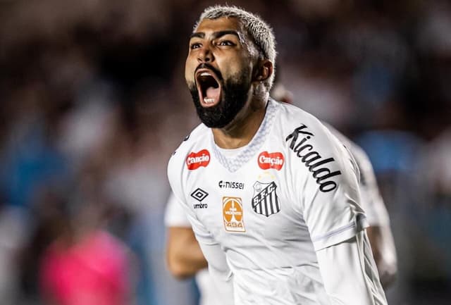 Gabigol explica gol de falta e reclama de clássico no começo da temporada Gabigol explica gol de falta e reclama de clássico no começo da temporada