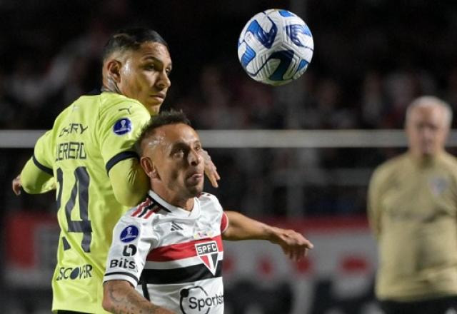 Imagem da noticia James erra pênalti, e São Paulo é eliminado da Sul-Americana pela LDU