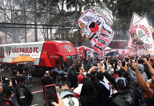 Imagem da noticia São Paulo embarca para final da Sul-Americana com festa da torcida