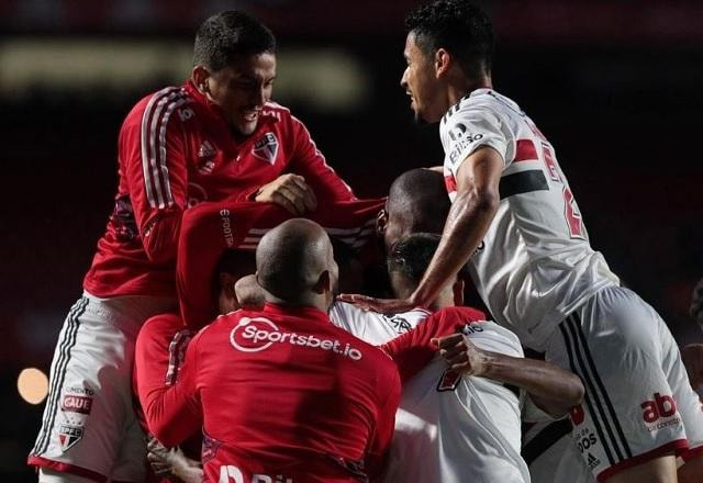 Imagem da noticia Com polêmica de arbitragem, São Paulo vira sobre o Cuiabá