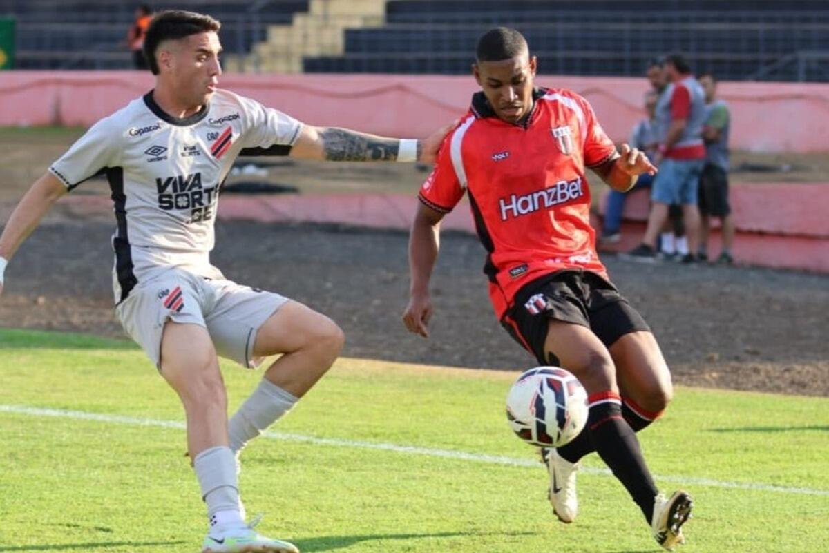 Imagem da noticia Athletico-PR faz dois gols com um a menos, bate Botafogo-SP e encosta no G4 da Série B