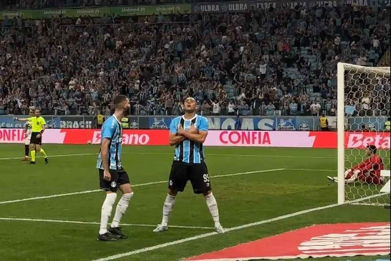 Imagem da noticia Carlos Vinícius celebra primeiros gols na Arena e enfatiza confiança do Grêmio após vitória