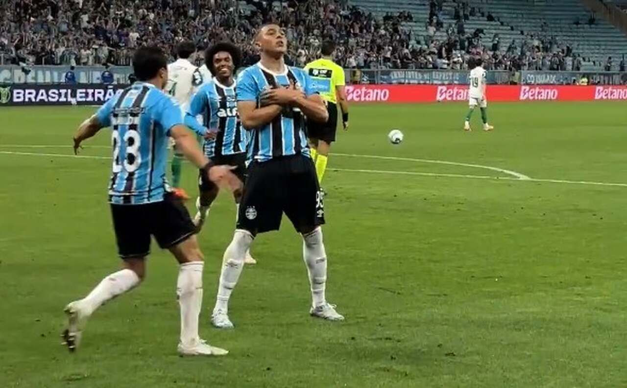 Imagem da noticia De virada, Grêmio vence o Palmeiras, que se afasta da briga pelo título