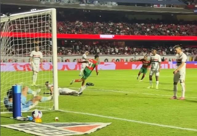 Portuguesa vence São Paulo e amplia crise no Paulistão Portuguesa vence São Paulo e amplia crise no Paulistão